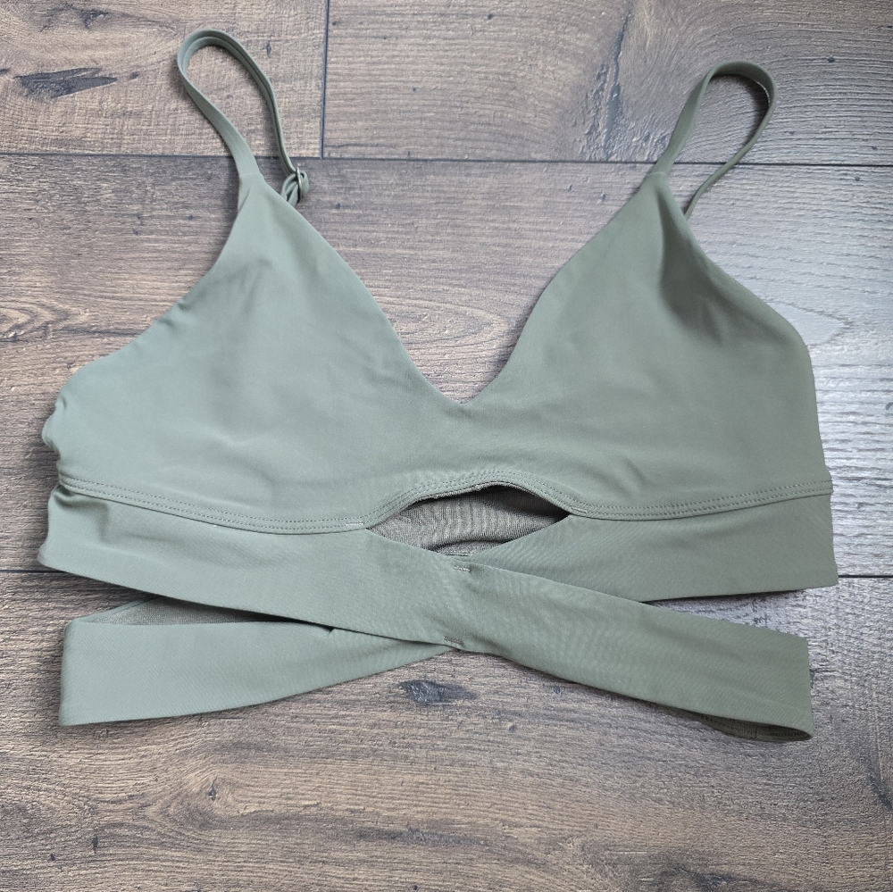 Lululemon V-Neck Crossover Underband Bra